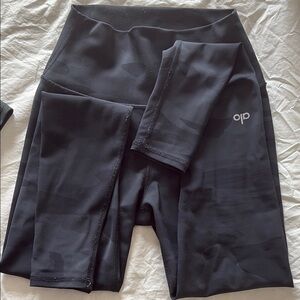 Alo Yoga High-Waist Camo Vapor Leggings in black